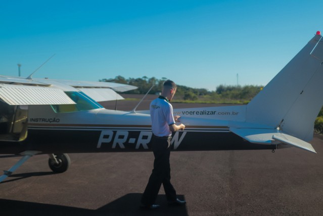 Aula Prática Piloto de Avião Escola Medeiros Neto - Aula Prática para Pilotagem de Avião Bimotor