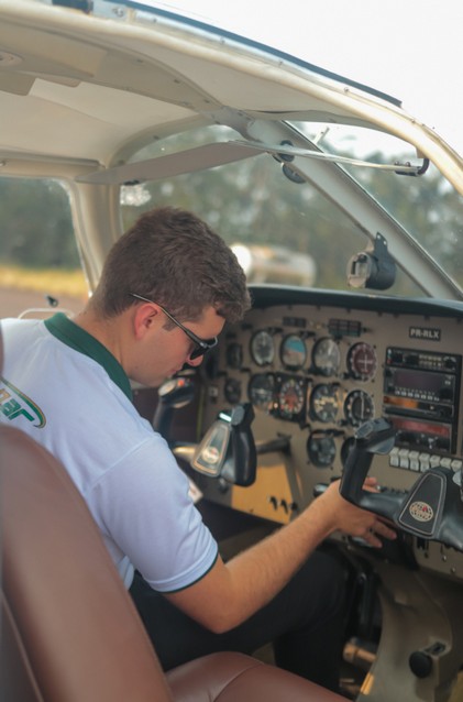 Contato de Escola de Formação de Piloto Comercial de Avião Quitandinha - Escola de Formação de Piloto de Avião Comercial